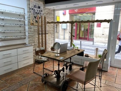 ÓPTICA Y AUDIOLOGIA ESTÉREO CENTRO ÓPTICO AUDITIVO CAZORLA GAFAS Y AUDIFONOS